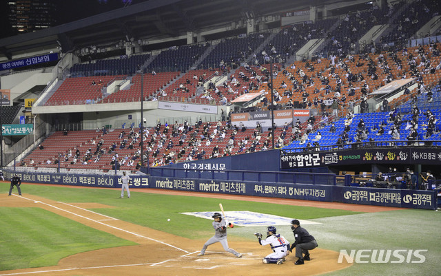 [서울=뉴시스] 박민석 기자 = 15일 오후 서울 송파구 잠실야구장에서 열린 2020 신한은행 SOL KBO리그 한화 이글스와 두산 베어스의 경기를 관중들이 관람하고 있다. 2020.10.15. mspark@newsis.com