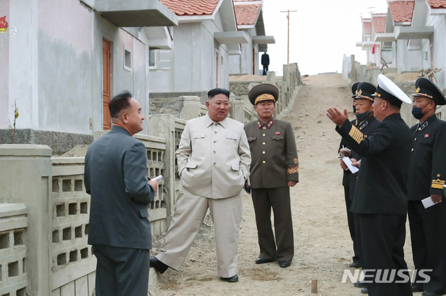 [서울=뉴시스] 지난해 10월15일 조선중앙TV는 김정은 북한 국무위원장이 함경남도 신포시와 홍원군을 비롯한 동해지구 자연재해 복구 건설장들을 돌아보며 건설사업을 지도했다고 보도했다. (사진=조선중앙TV 캡처) 2020.10.15. photo@newsis.com