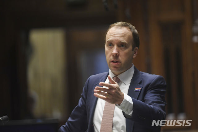 [런던=AP/뉴시스] 맷 행콕 영국 보건장관이 지난달 15일 영국 런던 국회의사당에서 발언 중인 모습. 그는 10일(현지시간) "오는 12월부터 영국 국민보건서비스(NHS)에서 신종 코로나바이러스 감염증(코로나19) 백신 접종을 시작될 예정"이라고 밝혔다. 2020.11.10.