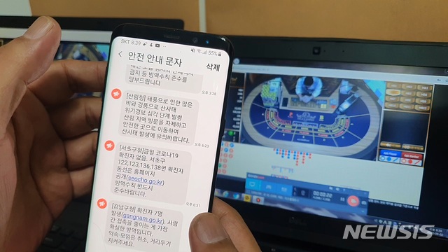 [서울=뉴시스] = 라임 핵심 인물인 메트로폴리탄 김 모 회장을 도박개장죄 등으로 고발한 고발인이 검찰에 증거로 제출한 영상 캡쳐. 이슬라리조트 온라인 카지노에 참여하기 전 현금과 칩을 교환하기 위해 필리핀 화폐인 페소와 원화 환율을 계산하고 있다. 2020.10.16. 