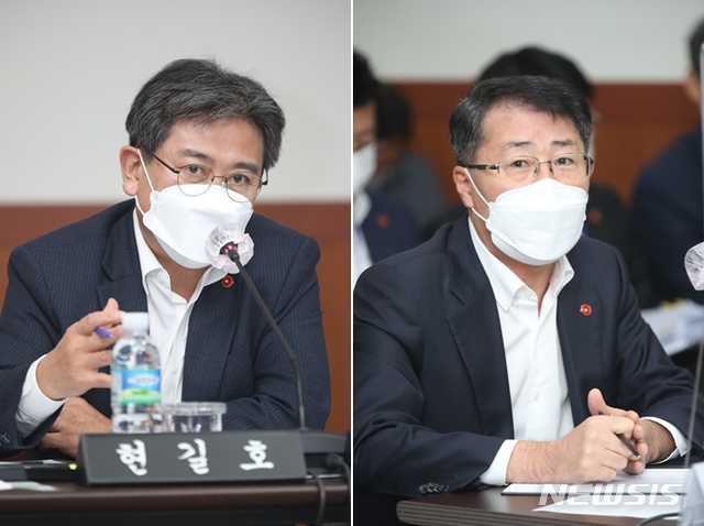 [제주=뉴시스]제주특별자치도의회 농수축경제위원회 현길호 위원장(더불어민주당·제주시 조천읍)과 안동우 제주시장. (사진=제주도의회 제공) 2020.10.16. photo@newsis.com