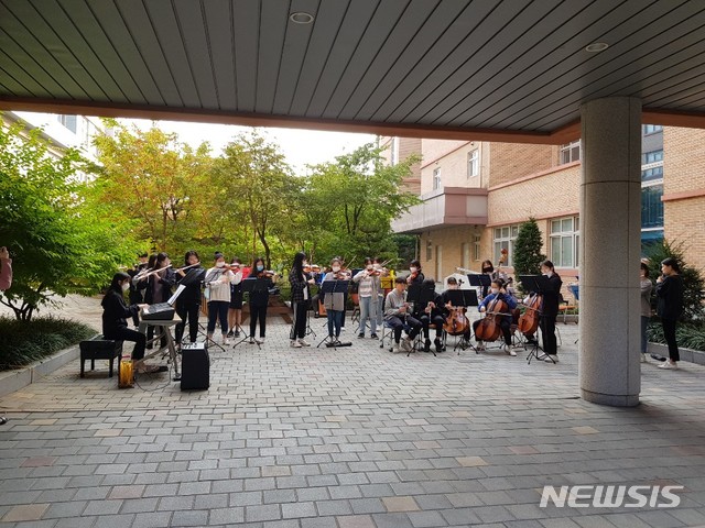 인천초은중 학생들은 오케스트라 연주 들으며 등교한다