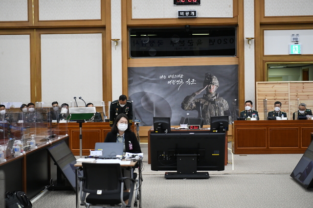 [서울=뉴시스] 사죄하는 남영신 육군참모총장. 2020.10.16. (사진=육군 제공)