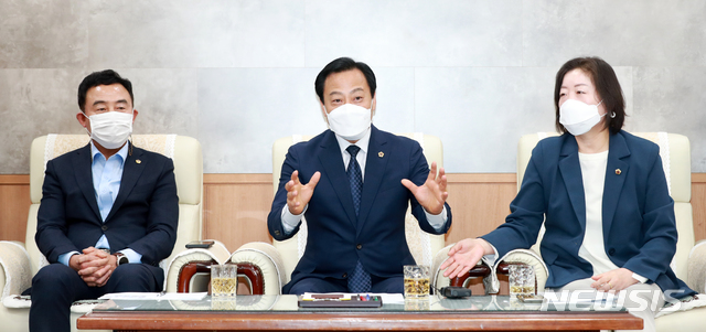 [수원=뉴시스] 경기도의회 의장단. (사진=경기도의회 제공)