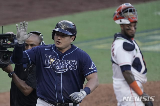 [샌디에이고=AP/뉴시스] 탬파베이 레이스의 최지만이 16일(한국시간) 미국 캘리포니아주 샌디에이고의 펫코파크에서 열린 휴스턴 애스트로스와의 2020 메이저리그(MLB) 포스트시즌 아메리칸리그 챔피언십시리즈(ALCS·7전4선승제) 5차전에서 5번 타자 겸 1루수로 선발 출전, 8회초 동점 솔로 홈런을 떄려낸 뒤 기뻐하고 있다. 2020.10.16