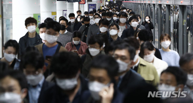 [서울=뉴시스] 조수정 기자 = 마스크 착용 의무화에 따른 과태료 부과 계도기간인 지난해 10월16일 오전 서울 광화문역 승강장에서 마스크를 착용한 시민들이 지하철을 이용하고 있다. 2020.10.16. chocrystal@newsis.com