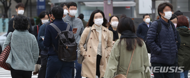 [서울=뉴시스] 조수정 기자 = 최저기온 9도의 쌀쌀한 날씨를 보인 지난 16일 오전 서울 세종대로 사거리에서 두꺼운 외투를 입은 시민들이 출근길 발걸음을 재촉하고 있다. 2020.10.16. chocrystal@newsis.com
