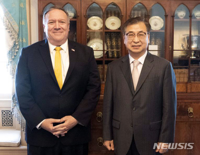 [서울=뉴시스]서훈 국가안보실장과 마이크폼페이오미국 국무장관이 15일(현지시간) 오후 미국 워싱턴DC 국무부에서 면담을 시작하기 전 기념촬영을 하고 있다.(사진=청와대 제공)2020.10.16.&nbsp; photo@newsis.com 
