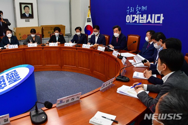 [서울=뉴시스]전진환 기자 = 이낙연 더불어민주당 대표가 16일 오전 서울 여의도 국회에서 열린 최고위-전국위원장 연석회의에 참석해 발언하고 있다. (공동취재사진) 2020.10.16. photo@newsis.com