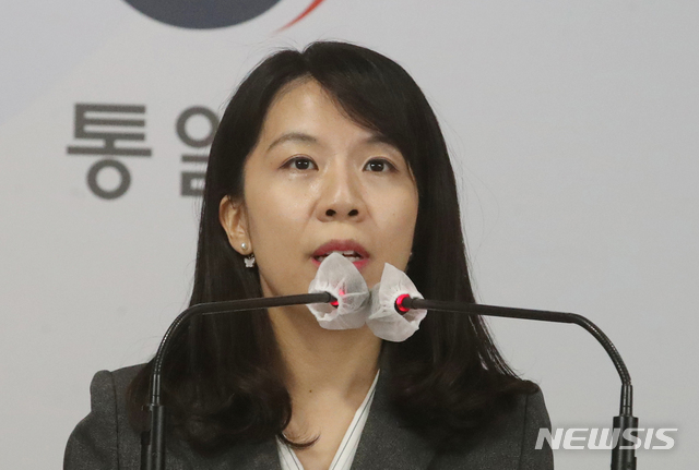 [서울=뉴시스]김명원 기자 = 조혜실 통일부 부대변인이 16일 서울 종로구 정부서울청사 합동브리핑실에서 현안 관련 정례브리핑을 하고 있다. 2020.10.16. kmx1105@newsis.com