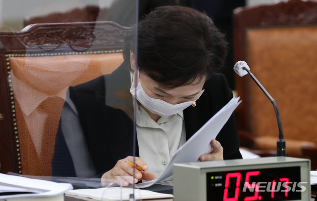 [세종=뉴시스]강종민 기자 = 김현미 국토교통부 장관이 16일 정부세종청사에서 열린 국회 국토교통위원회의 국토부에 대한 국정감사에서 송석준 국민의힘 의원이 준비한 가수 나훈아의 '테스형'의 노래를 들으며 웃음을 참고 있다. 2020.10.16.&nbsp; ppkjm@newsis.com