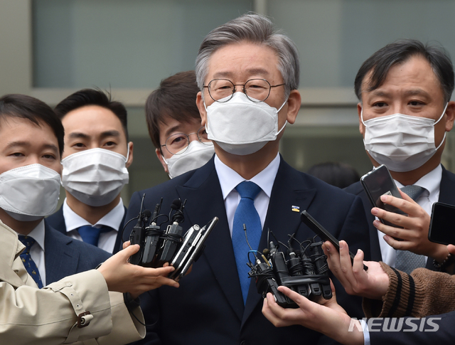 [수원=뉴시스] 김종택기자 = 친형 강제입원과 관련한 허위사실유포 혐의로 기소돼 당선무효형을 받았다가 대법원에서 무죄 취지 원심 파기 판결을 받은 이재명 경기도지사가 16일 경기 수원시 영통구 수원고등법원에서 열린 파기환송심 선고 공판을 마치고 취재진 질문에 답변하고 있다. 2020.10.16.&nbsp; jtk@newsis.com