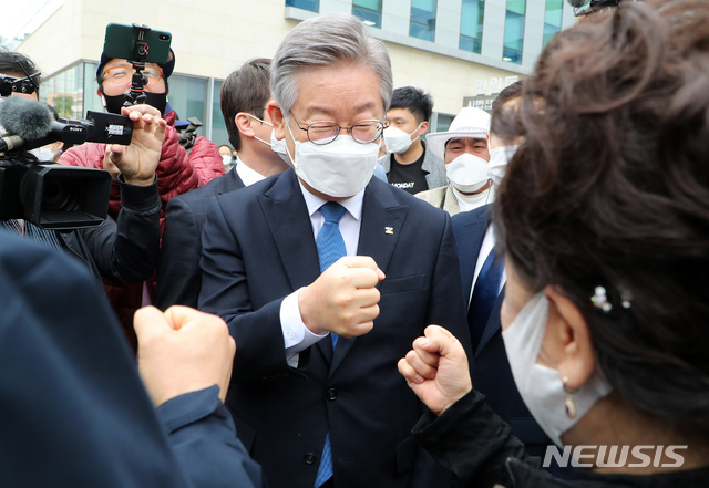 [수원=뉴시스] 김종택기자 = 허위사실 공표 혐의로 기소돼 당선무효형에 처해졌다가 대법원에서 기사회생한 이재명 경기도지사가 16일 경기 수원시 영통구 수원고등법원에서 열린 파기환송심 선고공판에서 무죄를 선고받은 뒤 지지자들과 주먹인사를 하고 있다. 2020.10.16. jtk@newsis.com
