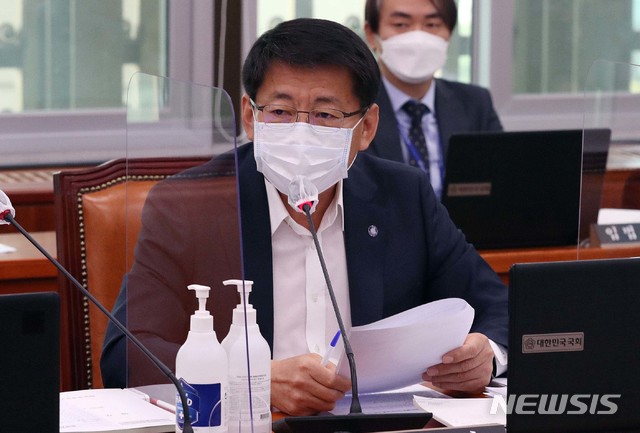 [서울=뉴시스]전진환 기자 = 서삼석 더불어민주당 의원이 16일 서울 여의도 국회에서 열린 농림축산식품해양수산위원회의 농협중앙회, 농협금융지주 등에 대한 국정감사에서 질의를 하고 있다. (공동취재사진) 2020.10.16. photo@newsis.com