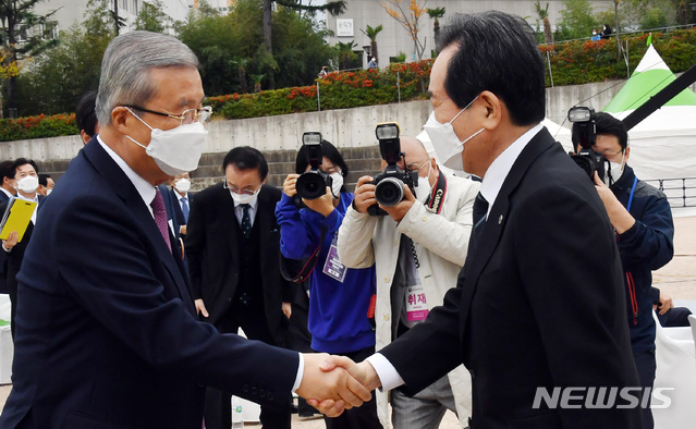 [부산=뉴시스] 하경민 기자 = 정세균 국무총리가 16일 오전 부산 금정구 부산대 넉넉한터에서 열린 부마민주항쟁 41주년 기념식에 참석, 김종인 국민의힘 비상대책위원장과 악수하고 있다. 2020.10.16.  yulnetphoto@newsis.com