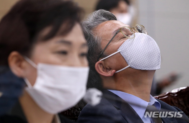 [세종=뉴시스]강종민 기자 = 손명수 국토교통부 2차관이 16일 정부세종청사에서 열린 국회 국토교통위원회의 국토부에 대한 국정감사에서 피곤한 표정을 짓고 있다. (공동취재사진). 2020.10.16.&nbsp; photo@newsis.com