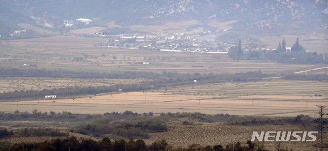 [파주=뉴시스]국회사진기자단 = 16일 경기도 파주시 문산읍 도라산전망대에서 바라 본 북한 개성공단 일대 들녘이 노랗게 물들어 있다. 2020.10.16. photo@newsis.com