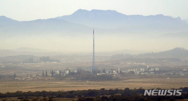 [파주=뉴시스]국회사진기자단 = 16일 경기도 파주시 문산읍 도라산전망대에서 바라 본 북한 기정동 마을이 보이고 있다. 2020.10.16. photo@newsis.com