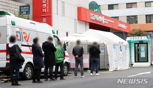 [서울=뉴시스] 고범준 기자 = 16일 오후 서울 중구 국립중앙의료원에 마련된 선별진료소에서 내원객들이 코로나19 검사를 받기 위해 줄 서 있다. 2020.10.16.&nbsp; bjko@newsis.com