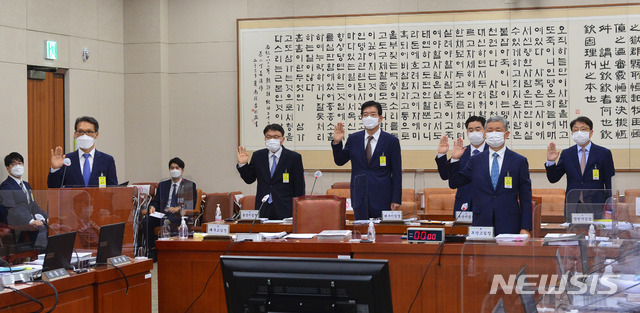 [서울=뉴시스] 전진환 = 장영수 대구고검장 등이 16일 국회 법제사법위원회에서 대구.부산 고검 등에 대한 국정감사에서 증인선서를 하고 있다. (공동취재사진) 2020.10.16.photo@newsis.com