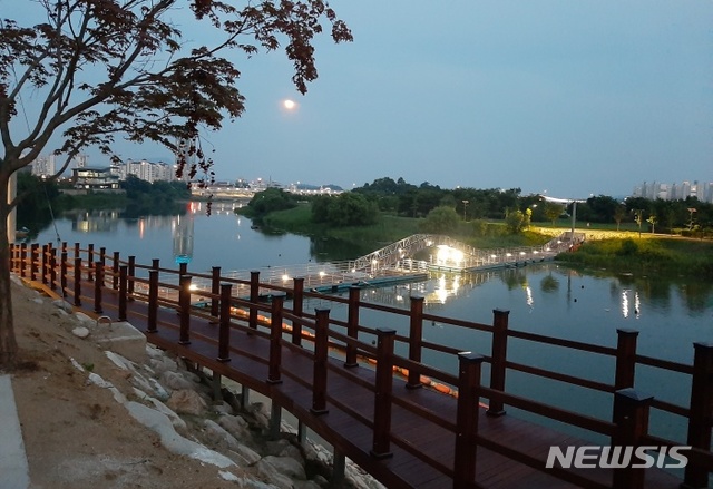 양평 남한강 양근섬 부교.