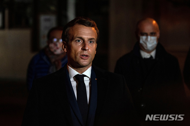 [콩플랑 생토노린=AP/뉴시스] 16일 밤(현지시간) 에마뉘엘 마크롱 프랑스 대통령이 이블린주 콩플랑 생토노린에서 브리핑을 하고 있다. 마크롱 대통령은 이날 발생한 교사 피살 사건을 "이슬람 테러리스트 공격"이라고 말하며 프랑스는 극단주의에 대항해 단결해야 한다고 당부했다. 2020.10.17.