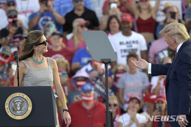 [오캘라=AP/뉴시스] 도널드 트럼프 미국 대통령에 신종 코로나바이러스 감염증(코로나19)을 옮긴 모델 출신 보좌관 호프 힉스(왼쪽)가 16일(현지시간) 플로리다주 오캘라 유세 현장에 깜짝 등장했다. 2020.10.18.