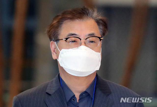 [인천공항=뉴시스]박진희 기자 = 서훈 국가안보실장이 방미 일정을 마치고 17일 오후 인천국제공항 제2터미널을 통해 귀국하고 있다. 국가안보실장은 지난 13일~16일간 미국 정부의 초청으로 워싱턴을 방문, 폼페이오 국무장관과 오브라이언 백악관 국가안보보좌관 등을 면담했다. 2020.10.17.  pak7130@newsis.com