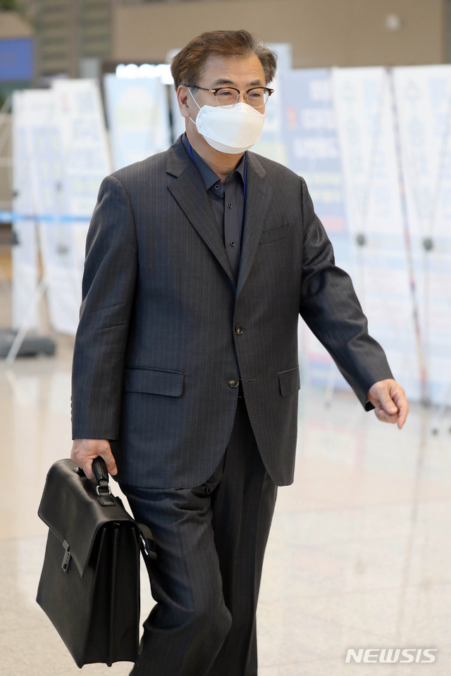 [인천공항=뉴시스]박진희 기자 = 서훈 국가안보실장이 방미 일정을 마치고 17일 오후 인천국제공항 제2터미널을 통해 귀국하고 있다. 국가안보실장은 지난 13일~16일간 미국 정부의 초청으로 워싱턴을 방문, 폼페이오 국무장관과 오브라이언 백악관 국가안보보좌관 등을 면담했다. 2020.10.17. pak7130@newsis.com