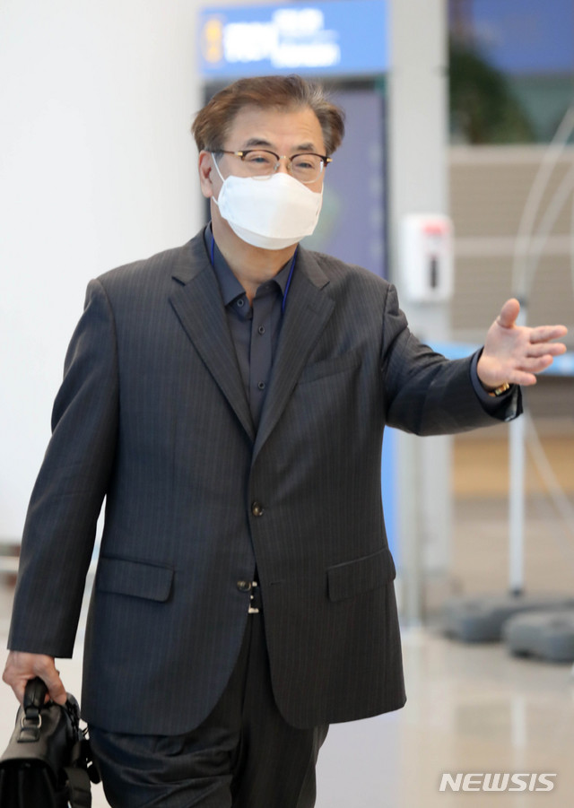 [인천공항=뉴시스]박진희 기자 = 서훈 국가안보실장이 방미 일정을 마치고 17일 오후 인천국제공항 제2터미널을 통해 귀국하고 있다. 국가안보실장은 지난 13일~16일간 미국 정부의 초청으로 워싱턴을 방문, 폼페이오 국무장관과 오브라이언 백악관 국가안보보좌관 등을 면담했다. 2020.10.17. pak7130@newsis.com