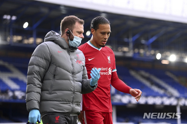 [리버풀(잉글랜드)=AP/뉴시스] 잉글랜드 프로축구 프리미어리그(EPL) 리버풀은 19일(한국시간) "수비수 반 다이크(오른쪽)가 에버턴전에서 무릎을 다쳐 수술을 진행하기로 했다. 재활 프로그램을 통해 가능한 빨리 완벽한 몸 상태를 만들 수 있도록 할 것이다"고 했다. 반 다이크는 17일 에버턴전에서 경기 시작 5분 만에 상대 골키퍼 조던 픽퍼드와 강하게 충돌해 오른 무릎 인대 부상을 입었다.