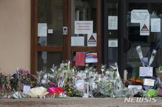 [콩플랑 생토노린=AP/뉴시스] 16일 파리 북서쪽 근교의 이블린주 콩플랑 생토노린 학교 인근 거리에서 중학교 역사 교사가 이슬람 극단주의 세력에 피살 당했다. 사진은 17일(현지시간) 사망한 교사를 추모하며 시민들이 그가 근무하던 학교에 꽃을 놓은 풍경. 2020.10.17.