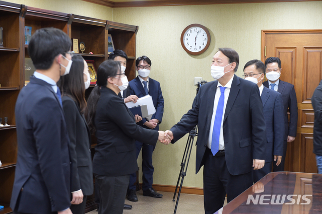 [서울=뉴시스] 이윤청 기자 = 윤석열 검찰총장이 지난 16일 서울 서초구 대검찰청에서 열린 제1회 2020 검찰 모범수사부 선정 행사에서 참석자들과 인사하고 있다. (사진=대검찰청 제공) 2020.10.18. photo@newsis.com