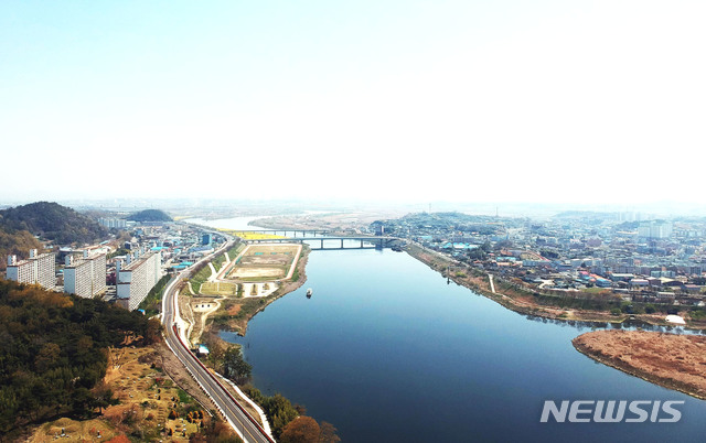 [나주=뉴시스] 하늘에서 본 나주 영산강과 원도심 임대아파트 단지. (사진=나주시 제공) 2020.10.18 photo@newsis.com