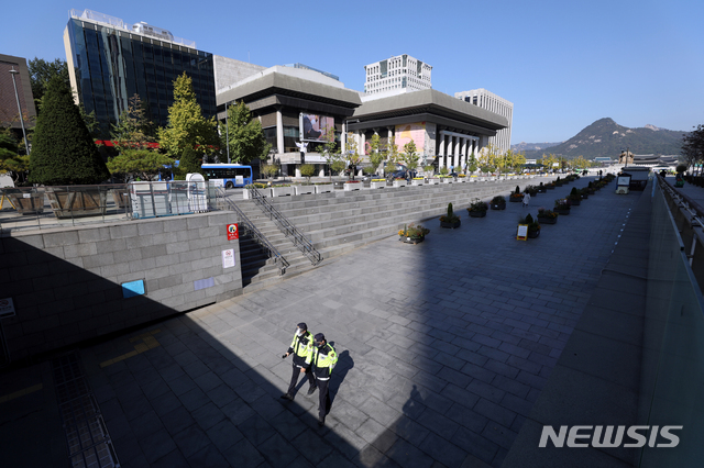 [서울=뉴시스] 이윤청 기자 = 18일 서울 종로구 광화문광장 일대가 100명 이상 대규모 집회, 경찰 차벽 없이 한산한 모습을 보이고 있다. 2020.10.18.&nbsp; radiohead@newsis.com