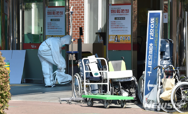 [광주(경기)=뉴시스] 김종택기자 = 신종 코로나바이러스 감염증(코로나19)이 집단 발생한 경기 광주시 SRC 재활병원에서 18일 오후 관계자가 확진자 이송을 하기위해 방역복을 착용하고 있다. 2020.10.18.  jtk@newsis.com