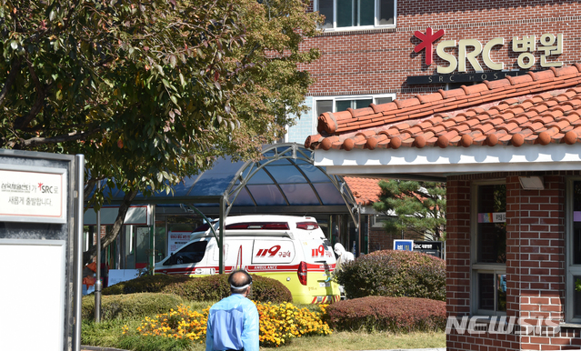 [광주(경기)=뉴시스] 김종택기자 = 신종 코로나바이러스 감염증(코로나19)이 집단 발생한 경기 광주시 SRC 재활병원에서 18일 오후 관계자들이 확진자 이송 준비를 하고 있다. 2020.10.18. jtk@newsis.com