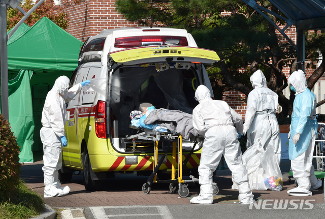 [광주(경기)=뉴시스] 김종택기자 = 신종 코로나바이러스 감염증(코로나19)이 집단 발생한 경기 광주시 SRC 재활병원에서 18일 오후 관계자들이 확진자를 이송하고 있다. 2020.10.18.jtk@newsis.com