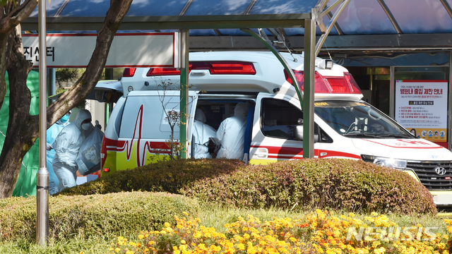[광주(경기)=뉴시스] 김종택기자 = 신종 코로나바이러스 감염증(코로나19)이 집단 발생한 경기 광주시 SRC 재활병원에서 18일 오후 관계자들이 확진자를 이송하고 있다. 2020.10.18. jtk@newsis.com