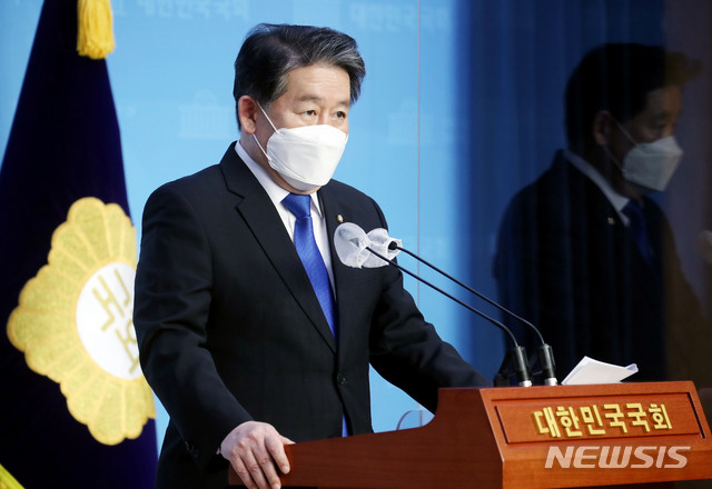 [서울=뉴시스] 김진아 기자 = 김경협 더불어민주당 의원이 18일 국회 소통관에서 옵티머스 펀드투자 관련 권력형 게이트가 아님을 밝히며 주호영 국민의힘 원내대표의 사과를 촉구하고 있다. 2020.10.18 bluesoda@newsis.com