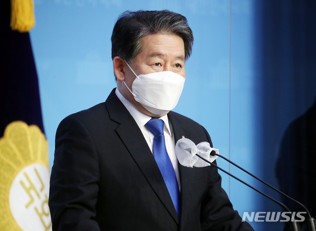 [서울=뉴시스] 김진아 기자 = 김경협 더불어민주당 의원이 18일 국회 소통관에서 옵티머스 펀드투자 관련 권력형 게이트가 아님을 밝히며 주호영 국민의힘 원내대표의 사과를 촉구하고 있다. 2020.10.18 bluesoda@newsis.com