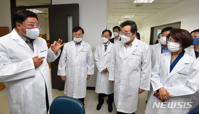 [서울=뉴시스] 김진아 기자 = 이낙연 더불어민주당 대표가 18일 오후 인천 연수구 셀트리온 2공장 연구소를 방문해 서정진 셀트리온 회장과 코로나19 치료제 개발 현장 점검을 하고 있다. (공동취재사진) 2020.10.18.  photo@newsis.com