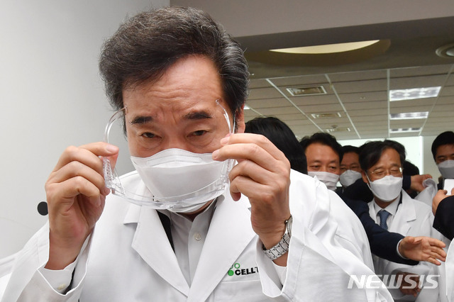 [서울=뉴시스] 김진아 기자 = 이낙연 더불어민주당 대표가 18일 오후 인천 연수구 셀트리온 2공장 연구소를 방문해 코로나19 치료제 개발 현장 점검을 하기 위해 보호안경을 쓰고 있다. (공동취재사진) 2020.10.18.&nbsp; photo@newsis.com