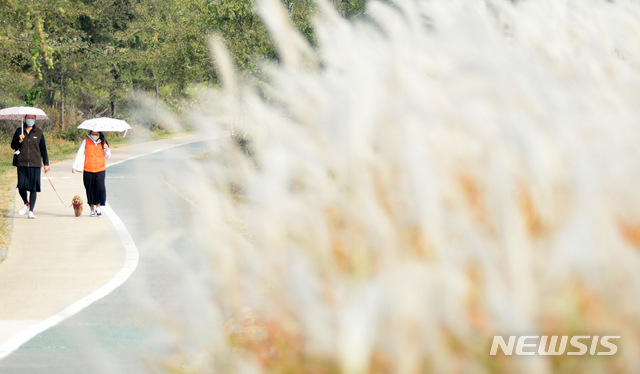 [전주=뉴시스] 김얼 기자 = 전북 전주의 하천변에서 지난 18일 시민들이 산책을 즐기고 있다. 2020.10.18.pmkeul@newsis.com