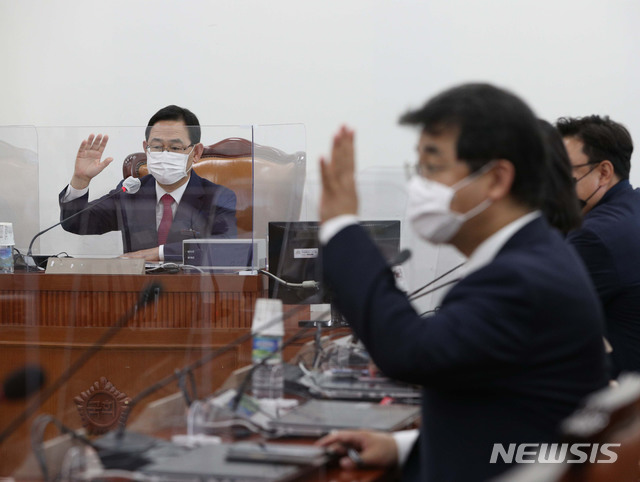 [서울=뉴시스] 김진아 기자 = 주호영 국민의힘 원내대표가 18일 오후 국회에서 열린 화상 의원총회에서 손인사를 하고 있다. (공동취재사진) 2020.10.18. photo@newsis.com