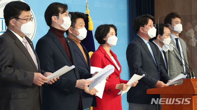 [서울=뉴시스] 김진아 기자 = 국민의힘 라임-옵티머스 권력형 비리게이트 특별위원회 소속 윤창현(왼쪽부터), 강민국, 유의동, 이영, 권성동, 성일종, 김웅 의원이 18일 국회 소통관에서 라임과 옵티머스 권력형 비리 진실 규명을 위한 특검을 촉구하는 성명서를 발표하고 있다. (공동취재사진) 2020.10.18. photo@newsis.com