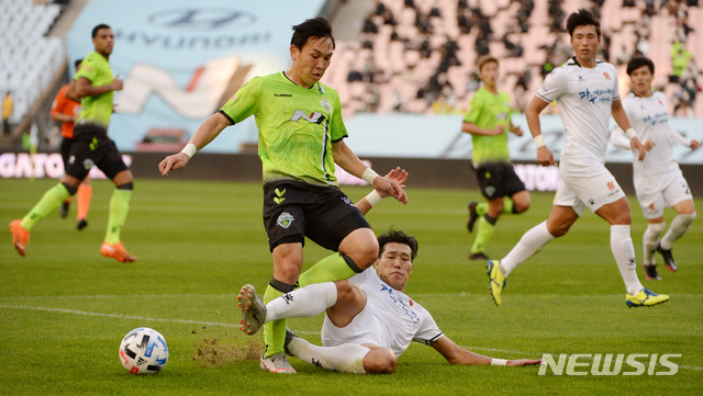 [전주=뉴시스] 김얼 기자 = 하나원큐 K리그1 전북현대 모터스와 광주 FC 경기가 열린 18일 전북 전주시 전주월드컵경기장에서 전북현대모터스 쿠니모토 선수가 드리블을 시도하고 있다. 2020.10.18.pmkeul@newsis.com