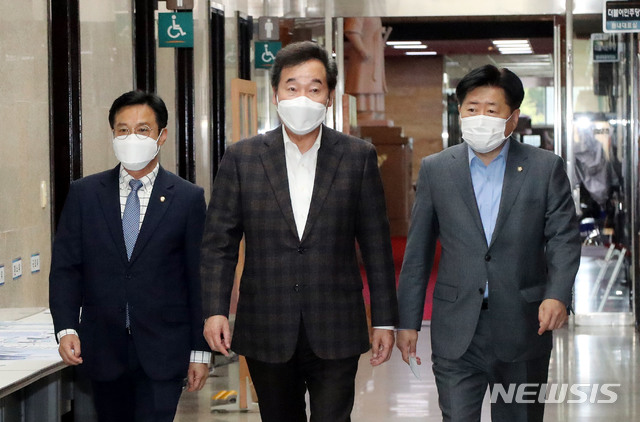 [서울=뉴시스] 김진아 기자 = 이낙연 더불어민주당 대표가 18일 오후 국회에서 일한의원연맹의 가와무라 다케오 간사장과 비공개 면담을 하기 위해 당대표실로 향하고 있다. (공동취재사진) 2020.10.18.&nbsp; photo@newsis.com