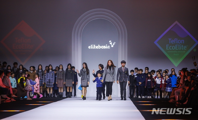 [서울=뉴시스] 지난 13일 상하이 패션위크 내 '2021 SS KIDS WEAR'에서 정혜란 형지엘리트 디자인 실장과 학생 모델들이 나란히 나와 피날레를 장식하고 있다. (제공= 형지엘리트)