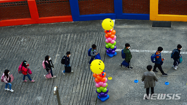 [청주=뉴시스] 인진연 기자 = 충북도교육청의 거리 두기 1단계 완화 방침에 따라 전교생 800명 이하의 유·초·중·고교 전교생 매일 등교가 시작된 19일 오전, 청주 경산초등학교 학생들이 등교하고 있다. 2020.10.19&nbsp; inphoto@newsis.com 